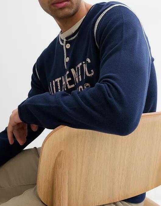 SWETER DZIANINOWY Z NADRUKIEM