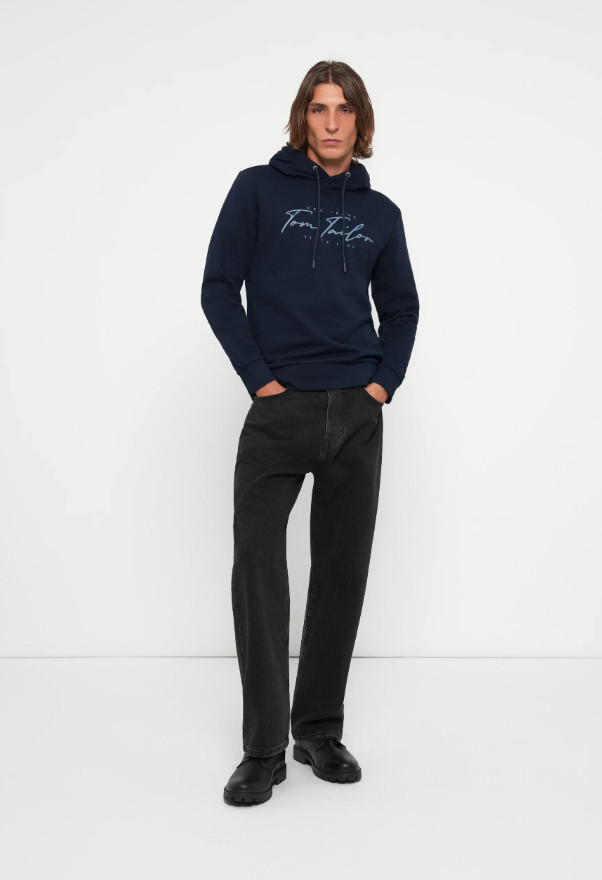 granatowa bluza kaptur