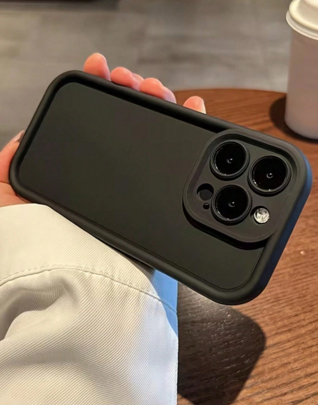 czarny etui iphone 15 pro
