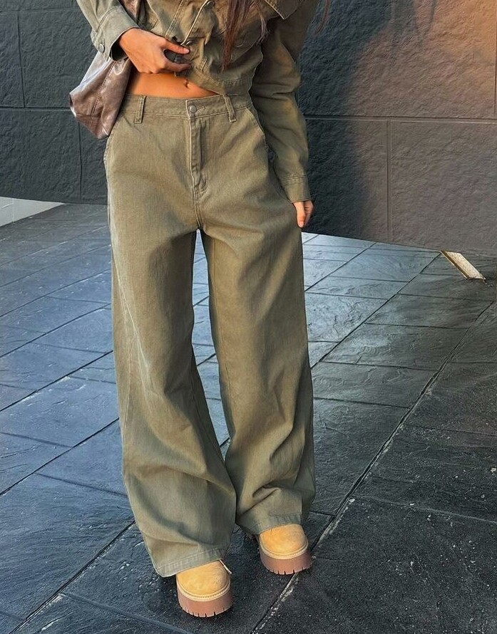 zielone spodnie jeans