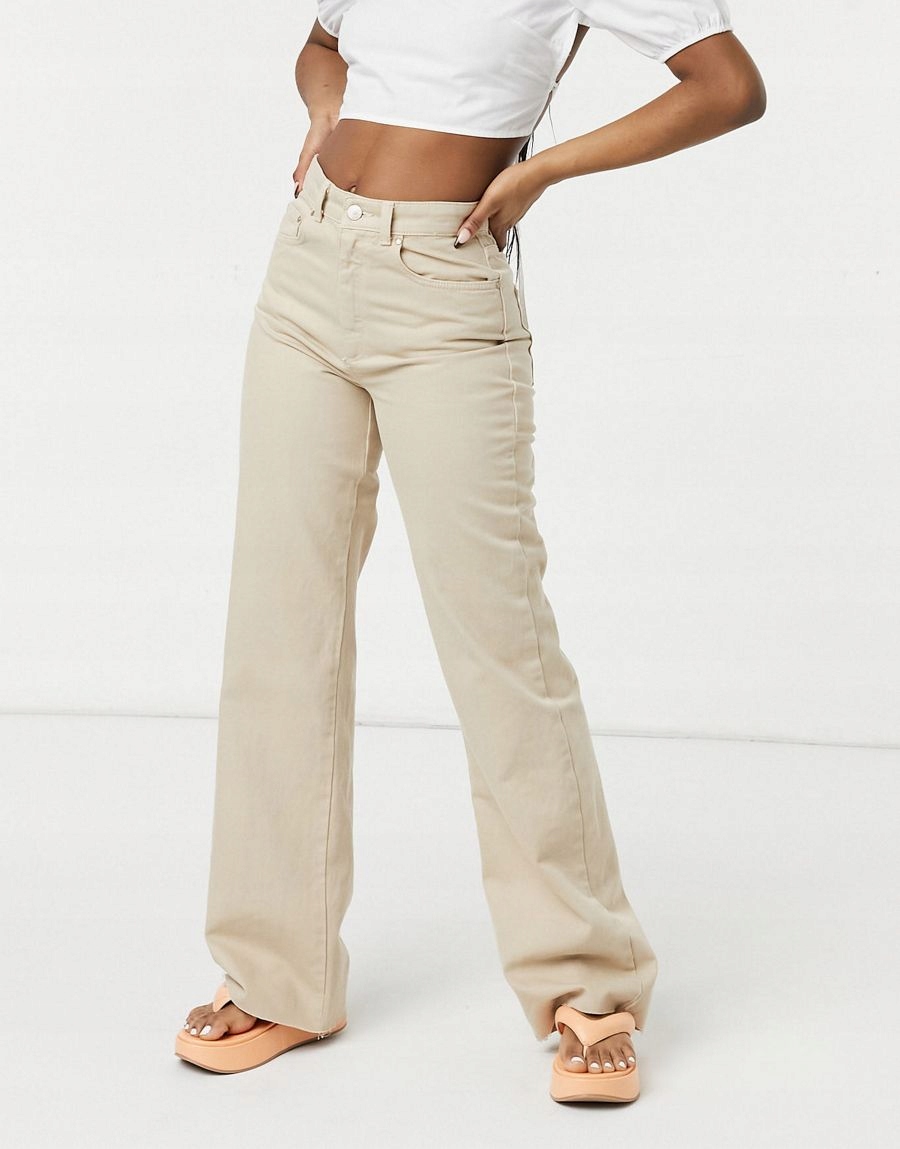 beżowe spodnie jeans