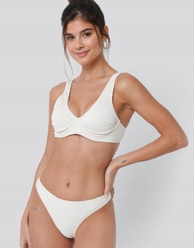 kremowy dół od bikini tekstura 