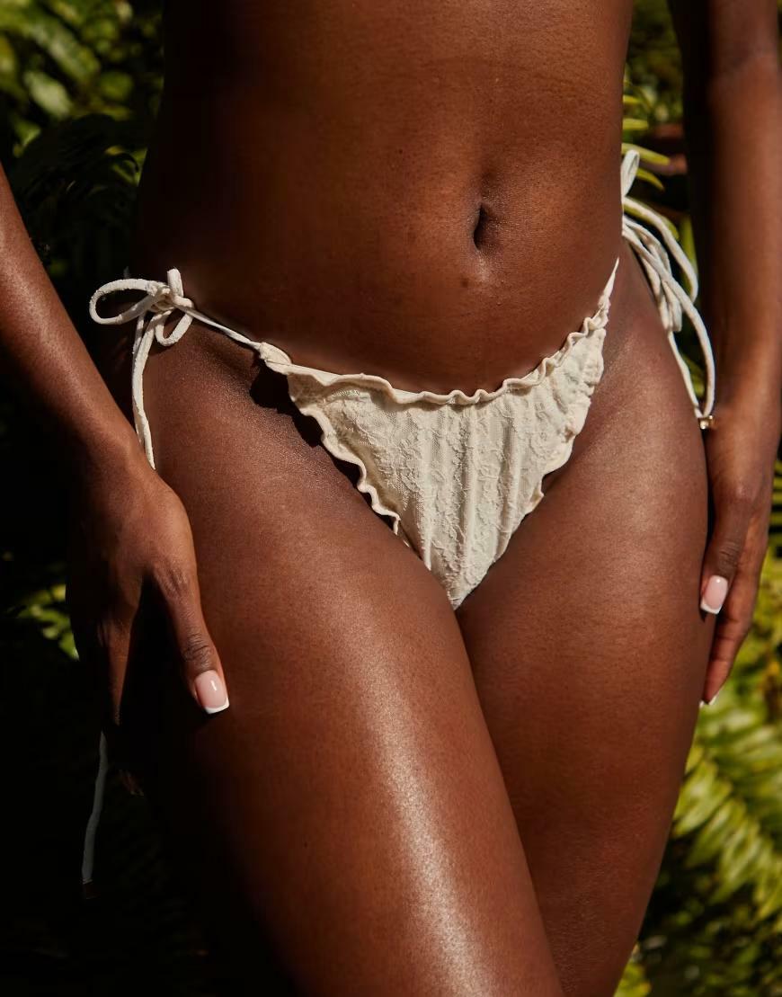 KREMOWY DÓŁ OD BIKINI KORONKA 