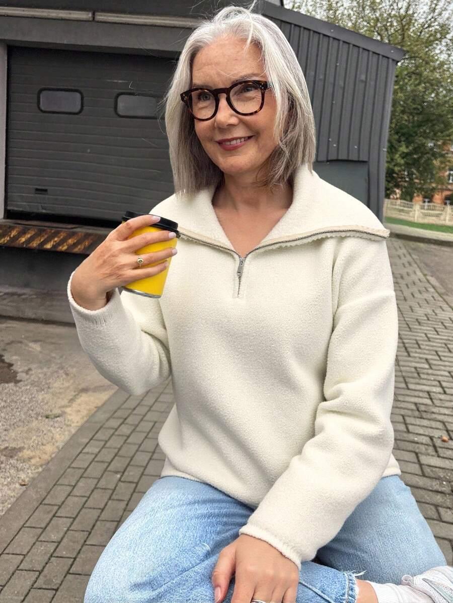 kremowy dzianinowy sweter 