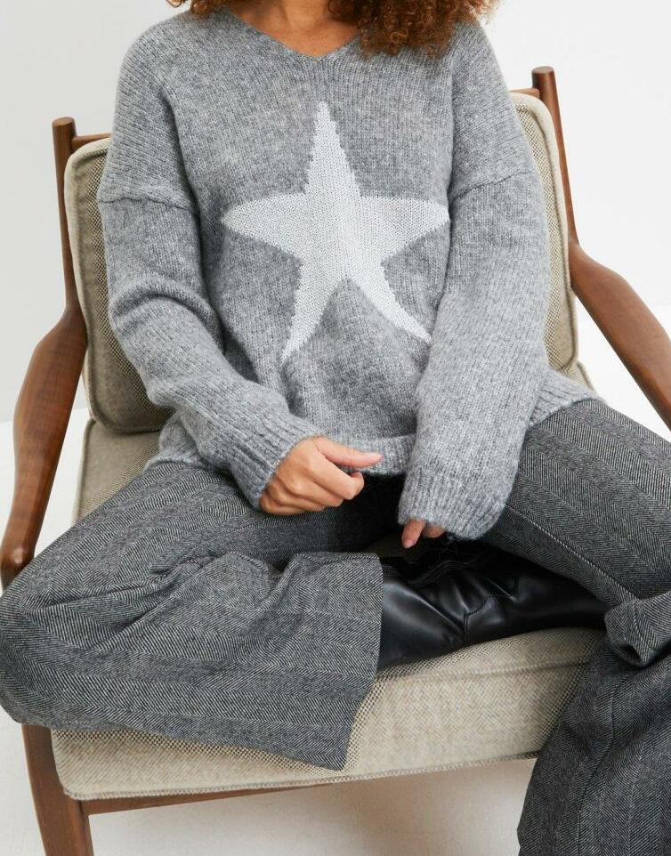 SWETER Z WZOREM W GWIAZDĘ