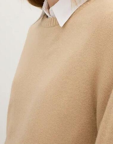 SWETER Z ROZCIĘCIAMI