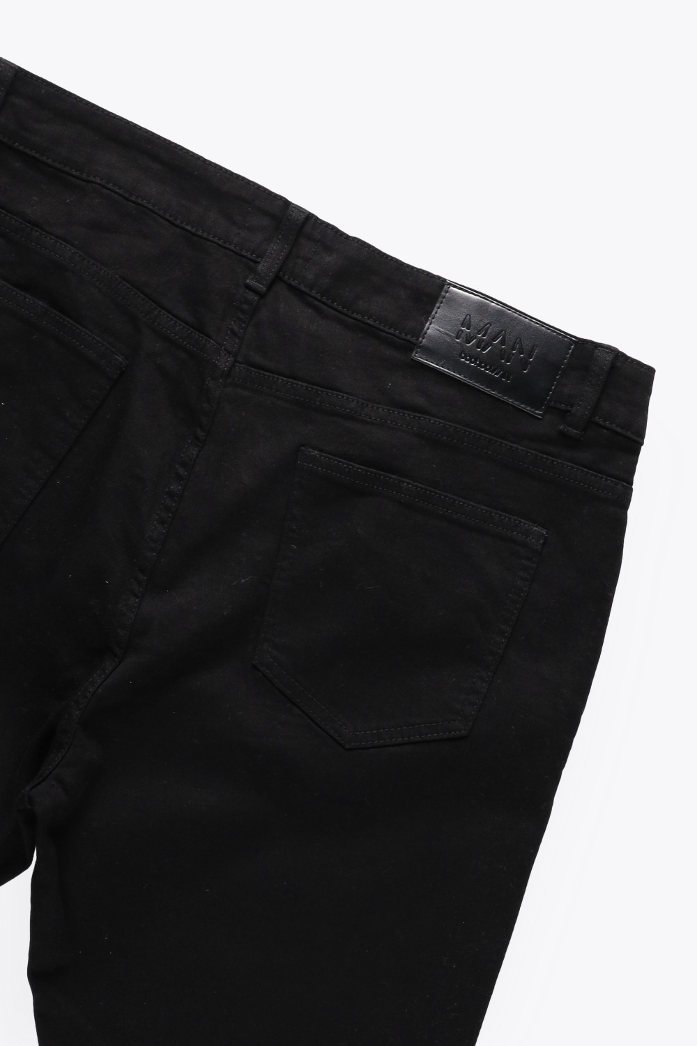 czarne proste spodnie jeansowe guziki