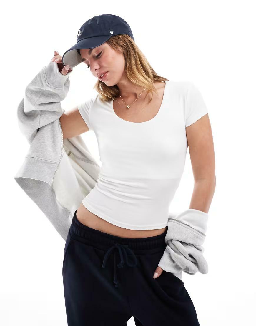 BIAŁY TOP Z KRÓTKIM RĘKAWEM