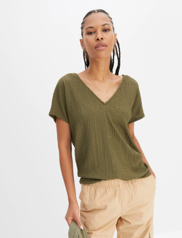 KHAKI T-SHIRT OVERSIZE V-NECK TEKSTURA 