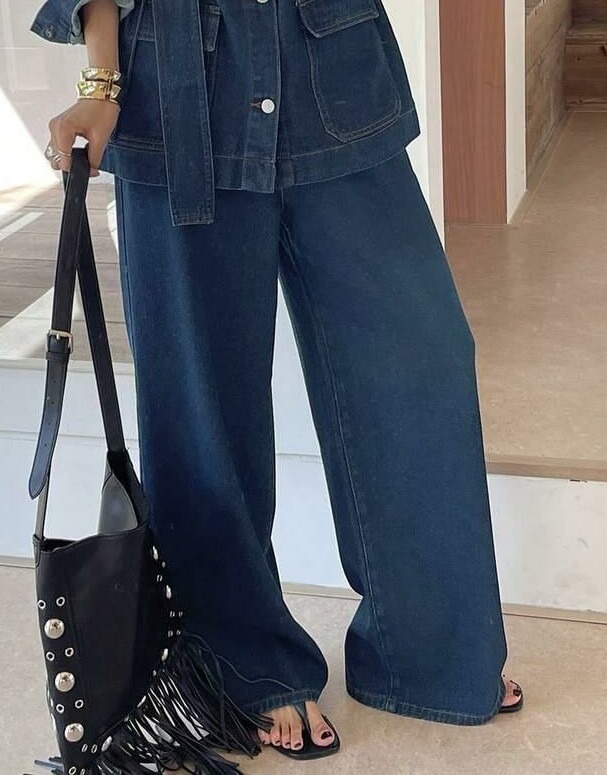 niebieskie spodnie jeans