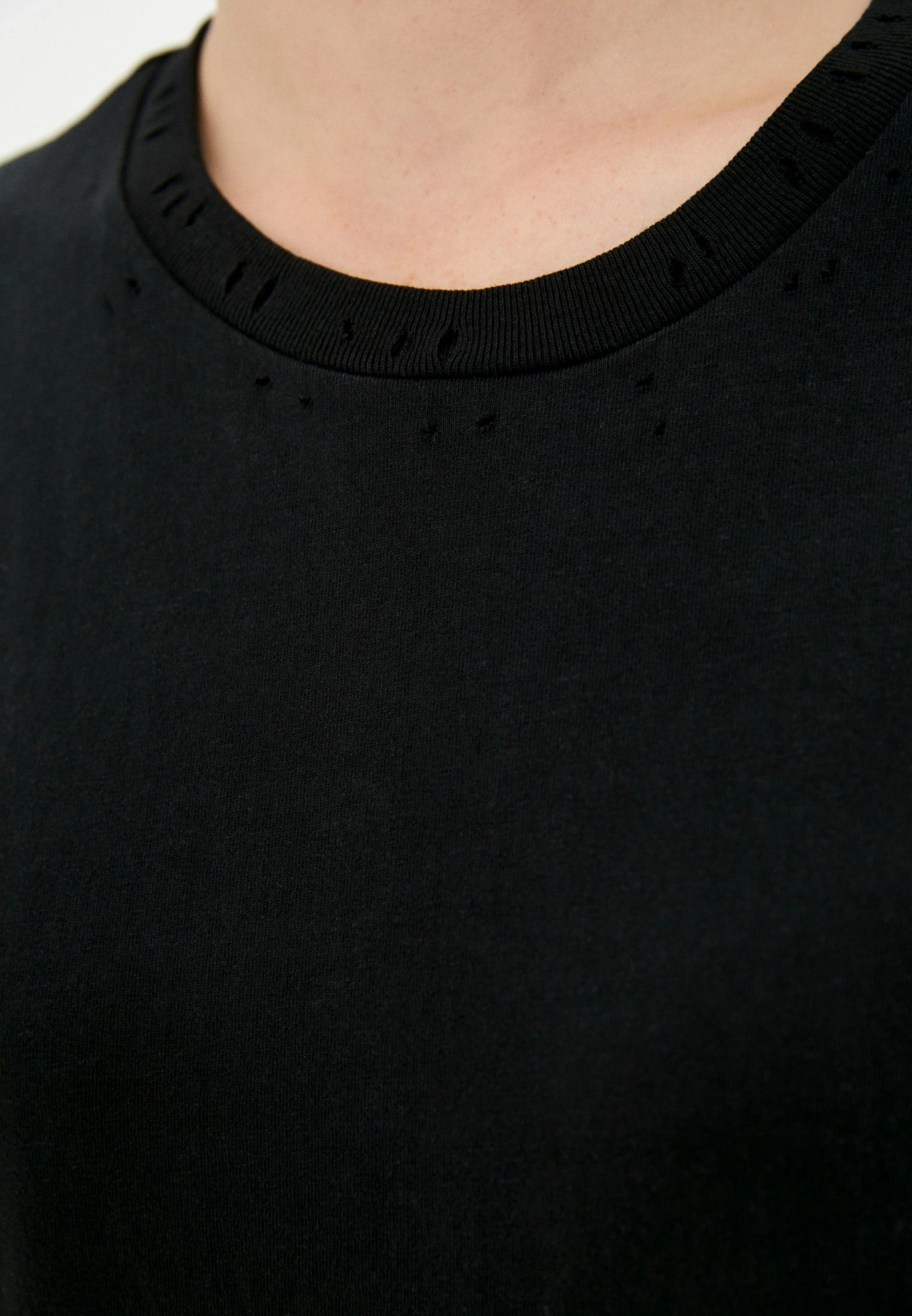 CZARNY T-SHIRT RIPPED LOGO