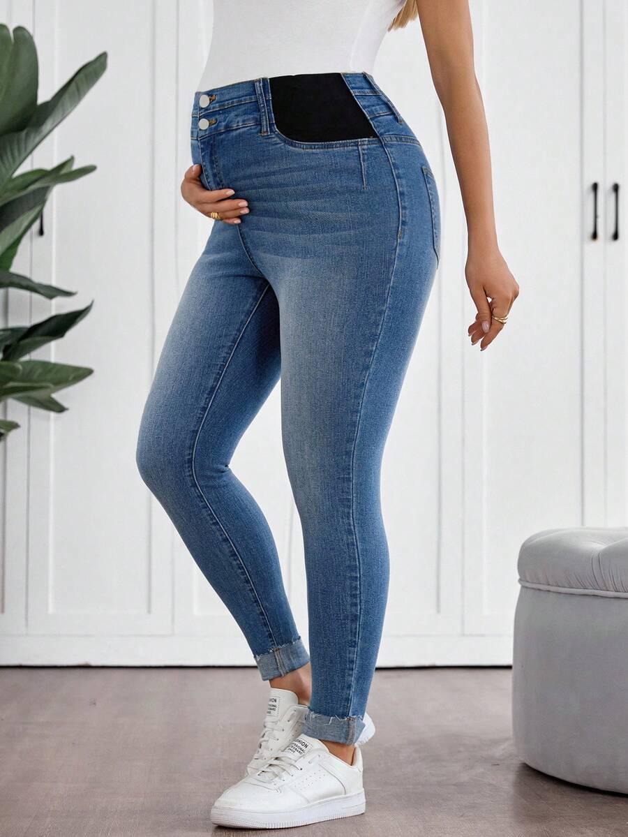 niebieskie spodnie jeans