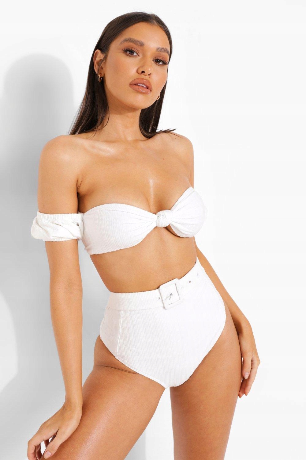 biała góra od bikini crop top tekstura odkryte ramiona 