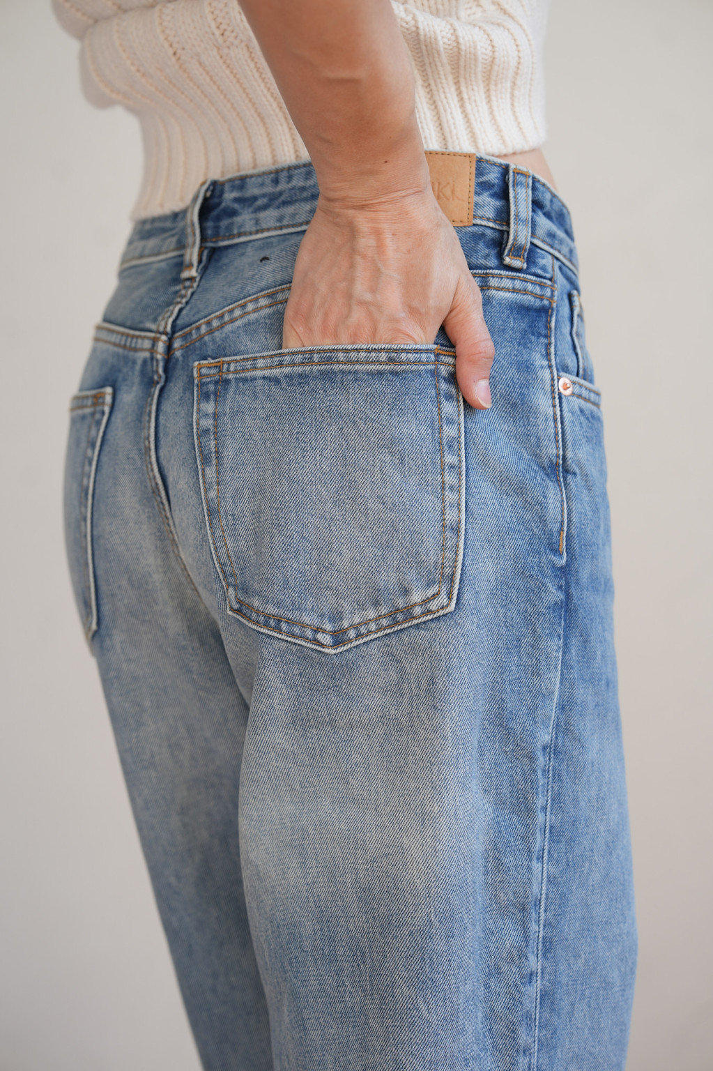 niebieskie spodnie jeans