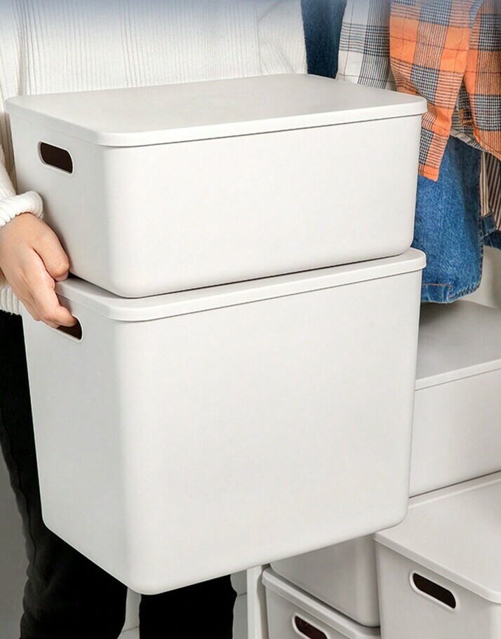 białe pudełko pokrywka