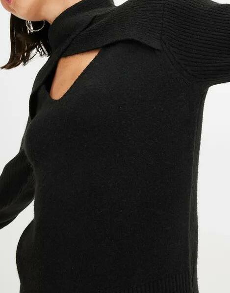 SWETER Z WYCIĘCIEM NA DEKOLCIE 