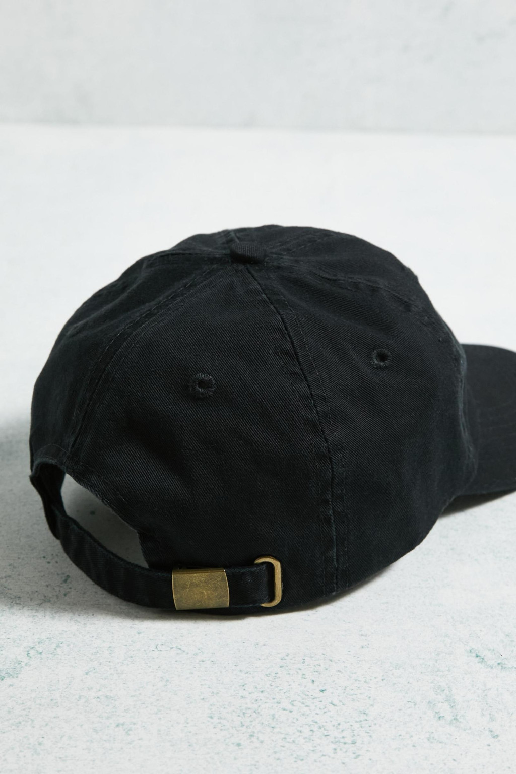Zwykła czarna czapka z dużym haftowanym logo