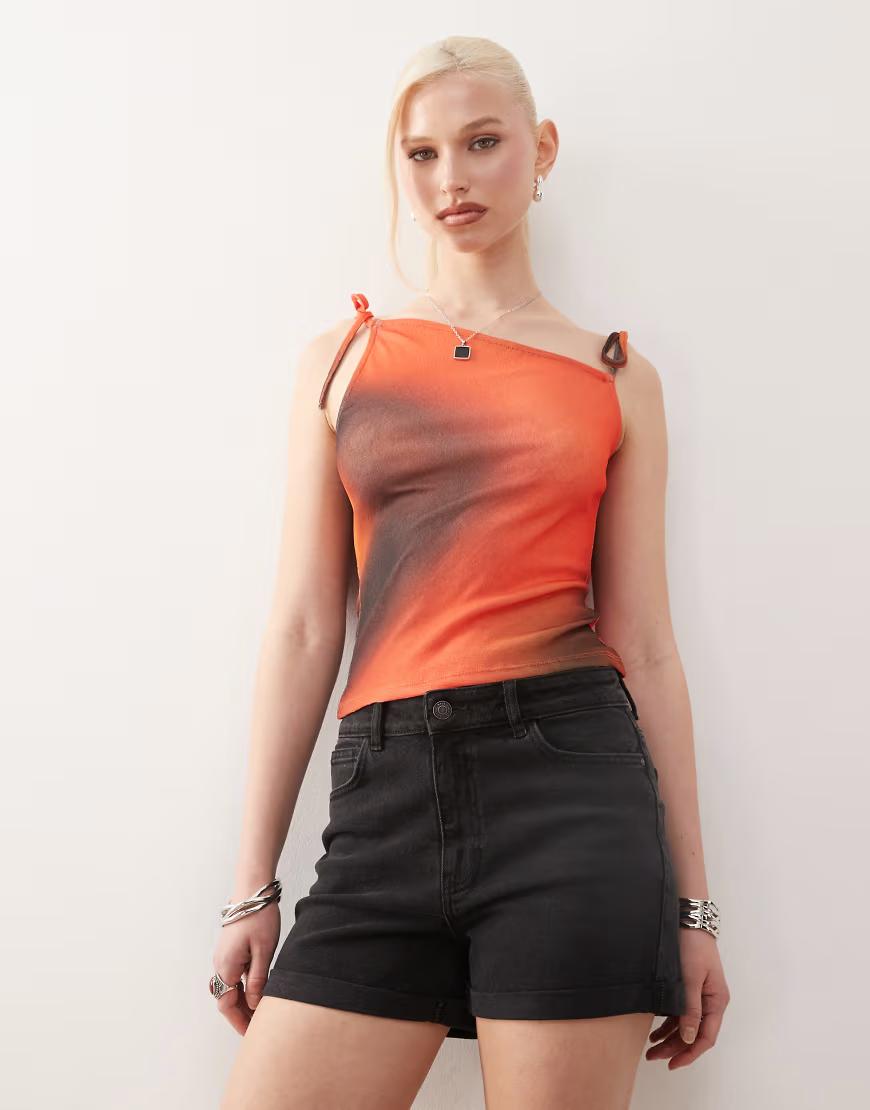 czarne spodenki jeans