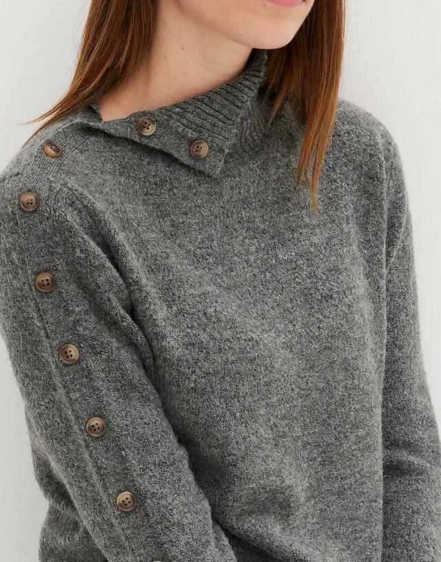SWETER Z OZDOBNYMI GUZIKAMI
