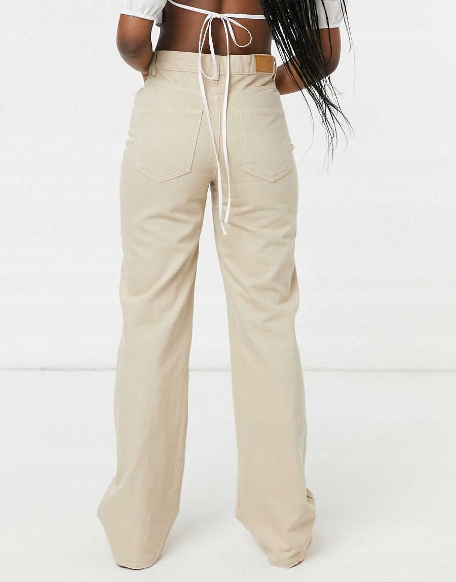 beżowe spodnie jeans