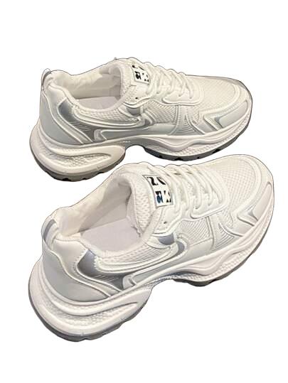 białe sznurowane buty sportowe