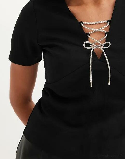 T-SHIRT Z OZDOBNYM DEKOLTEM 