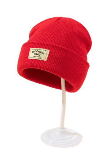 czerwona czapka beanie