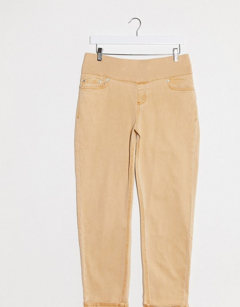 beżowe spodnie jeans kieszenie