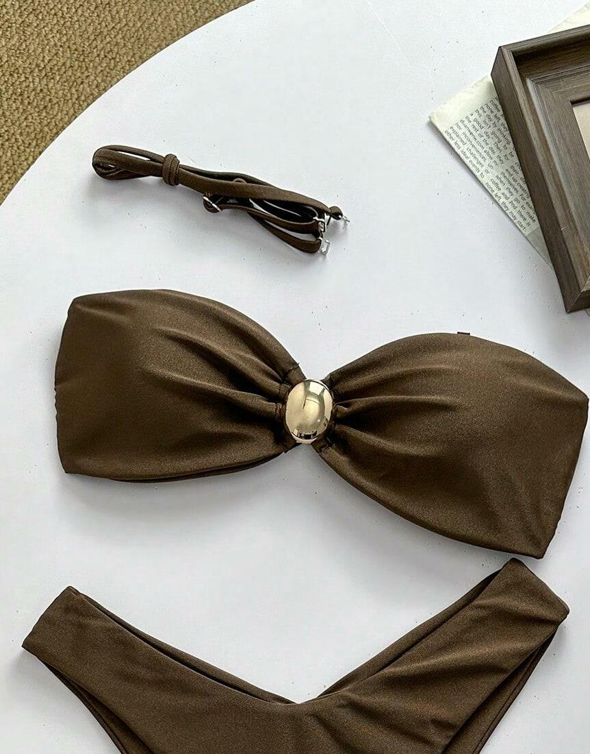 brązowa góra od bikini