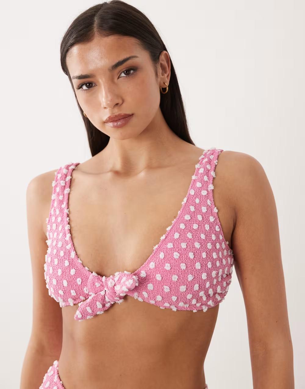 różowa góra od bikini groszki