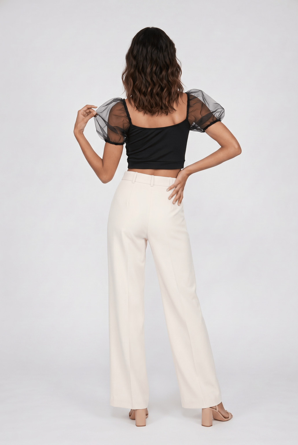 czarny crop top bufki