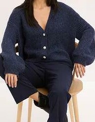 SWETER ROZPINANy Z POŁYSKUJĄCĄ NICIĄ