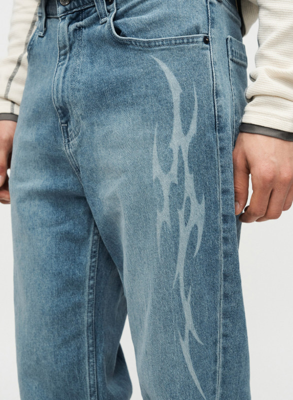 niebieskie spodnie jeans nadruk zamek kieszenie