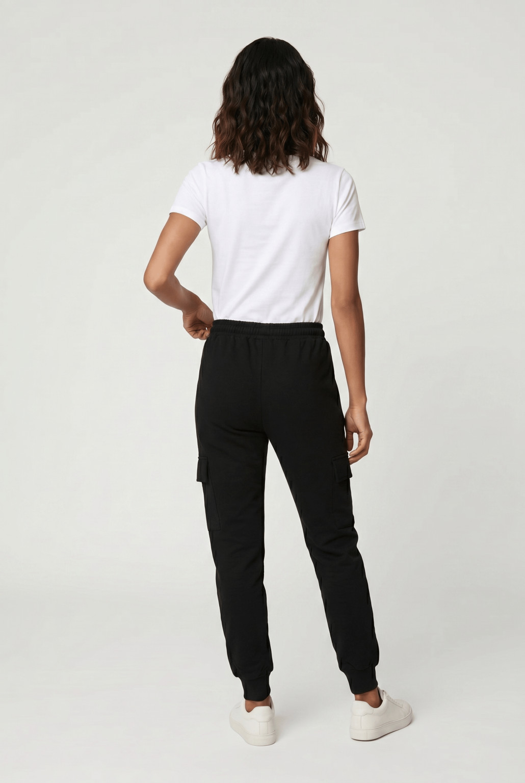 czarne spodnie dresowe jogger