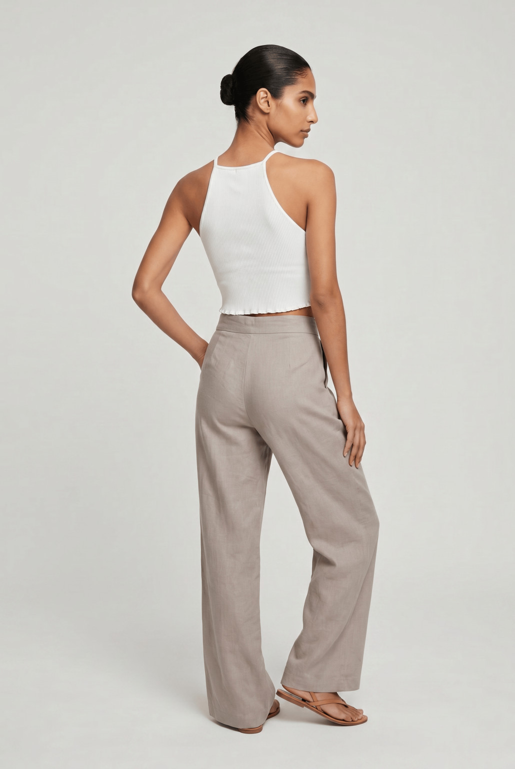 biały crop top prążki