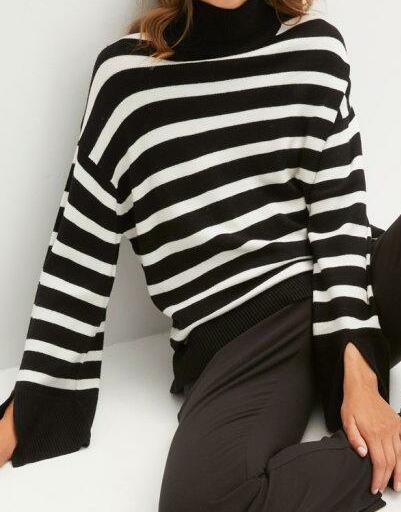 SWETER W PASKI
