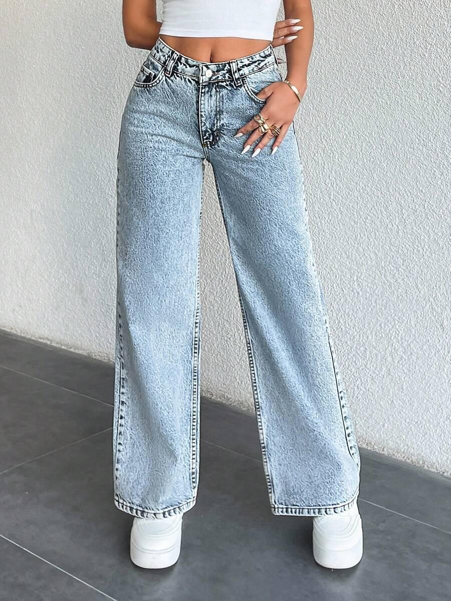 niebieskie spodnie jeans
