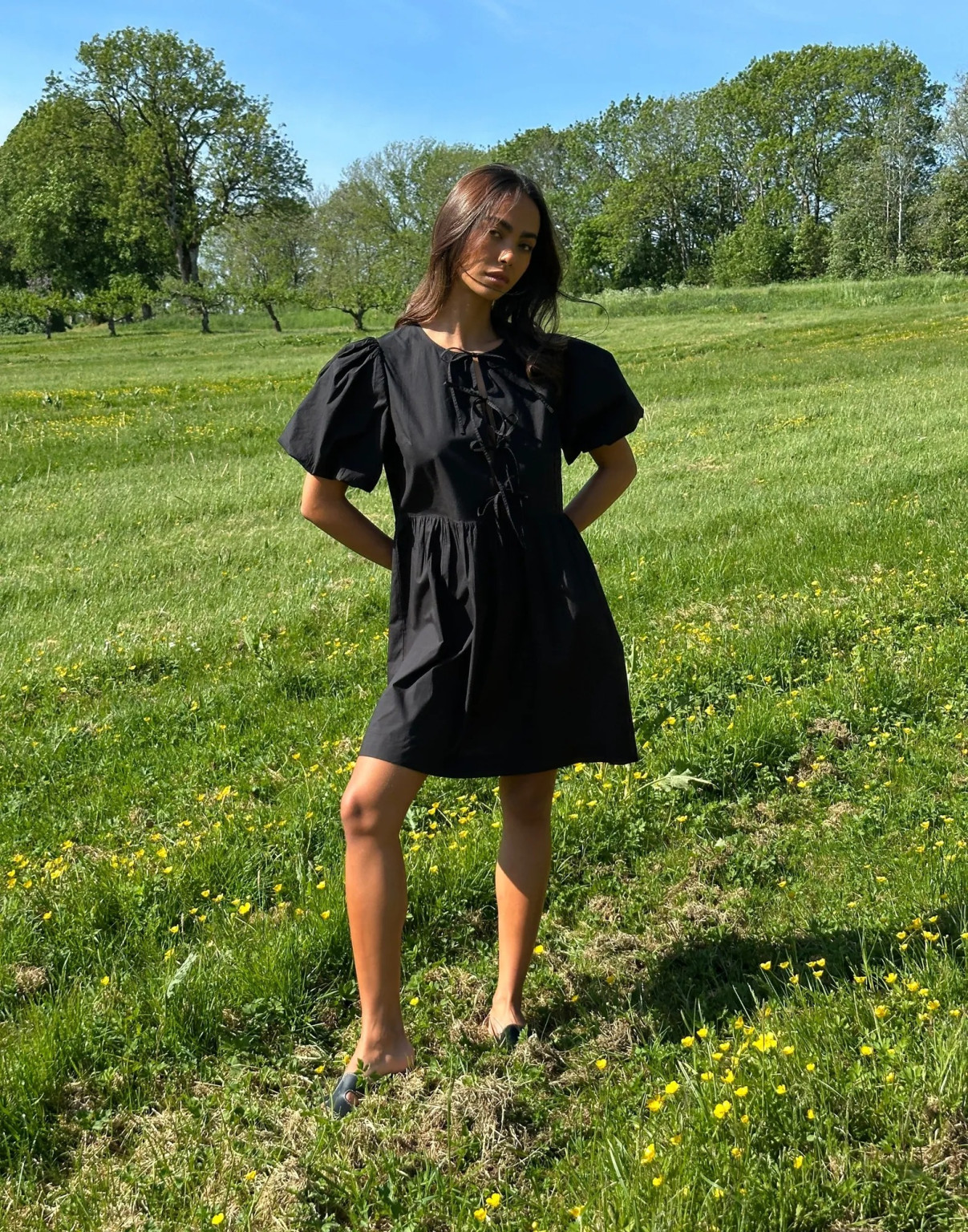 CZARNA MINI SUKIENKA BUFKI
