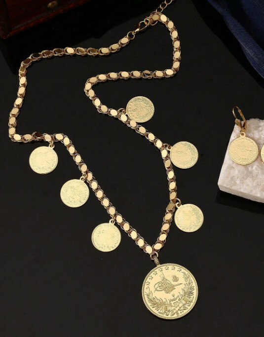 złoty naszyjnik zdobienie