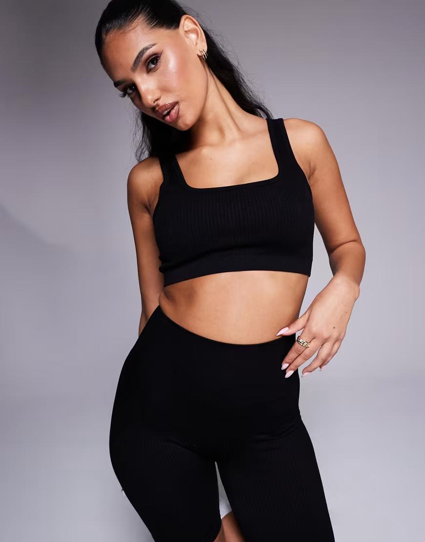 czarny sportowy top prążki