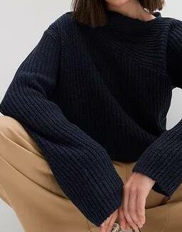 SWETER Z ASYMETRYCZNYM DEKOLTEM