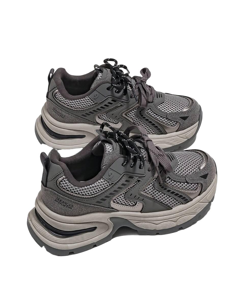 szare buty sportowe