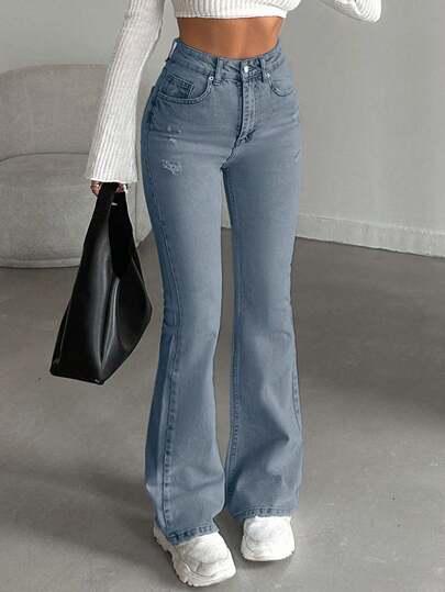 niebieskie spodnie jeans