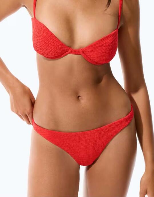 CZERWONY DÓŁ OD BIKINI TEKSTURA 