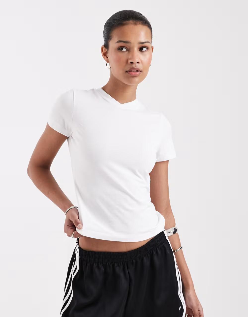 KLASYCZNY BIAŁY T-SHIRT V-NECK