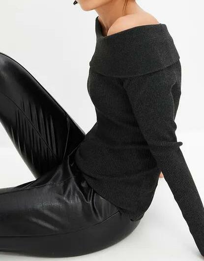 SWETER Z DEKOLTEM CARMEN