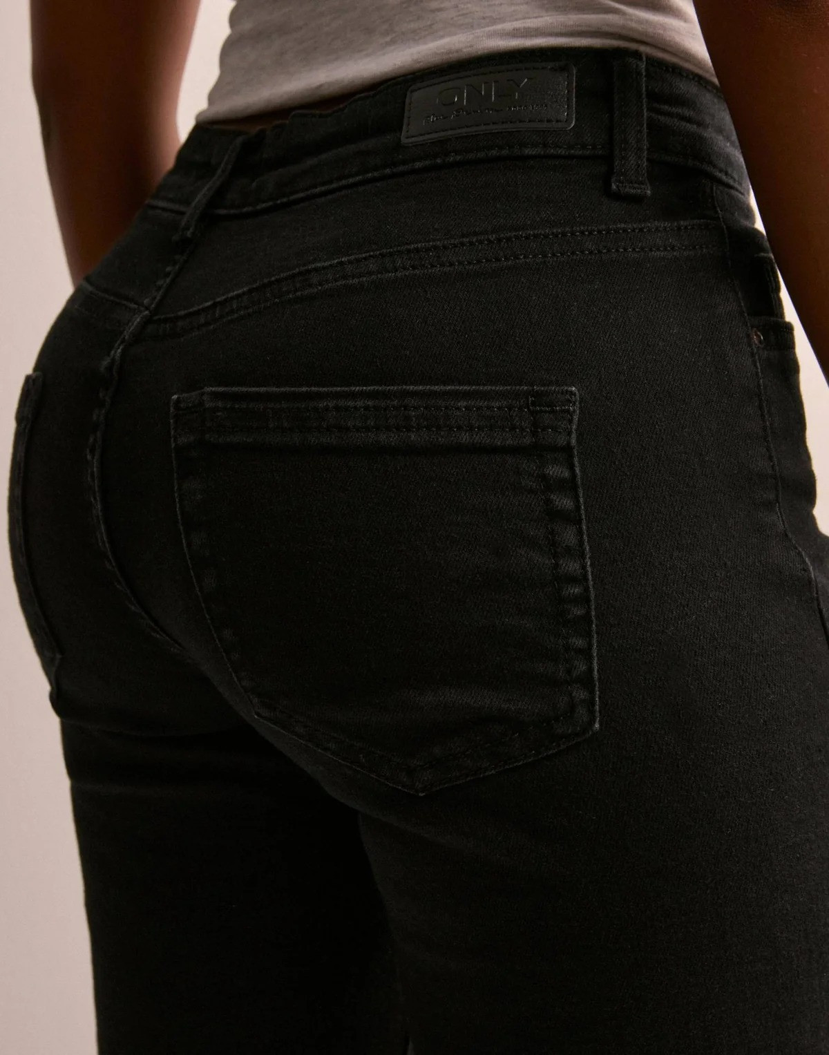 CZARNE PROSTE SPODNIE JEANS