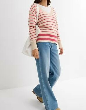 SWETER DAMSKI Z DEKOLTEM V REGULAR 