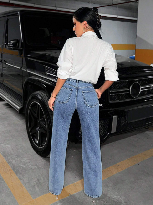 niebieskie spodnie jeans