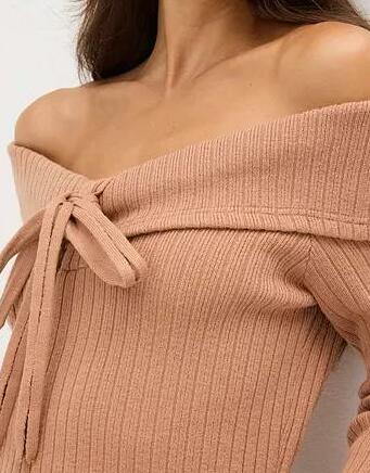 SWETER Z ODKRYTYMI RAMIONAMI